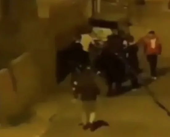 pendikte-sokak-ortasinda-kucaginda-cocuk-olan-kadina-siddet-anlari-kamerada-1649746543497.jpg Pendik'te sokak ortasında kucağında çocuk olan kadına şiddet anları kamerada - 3