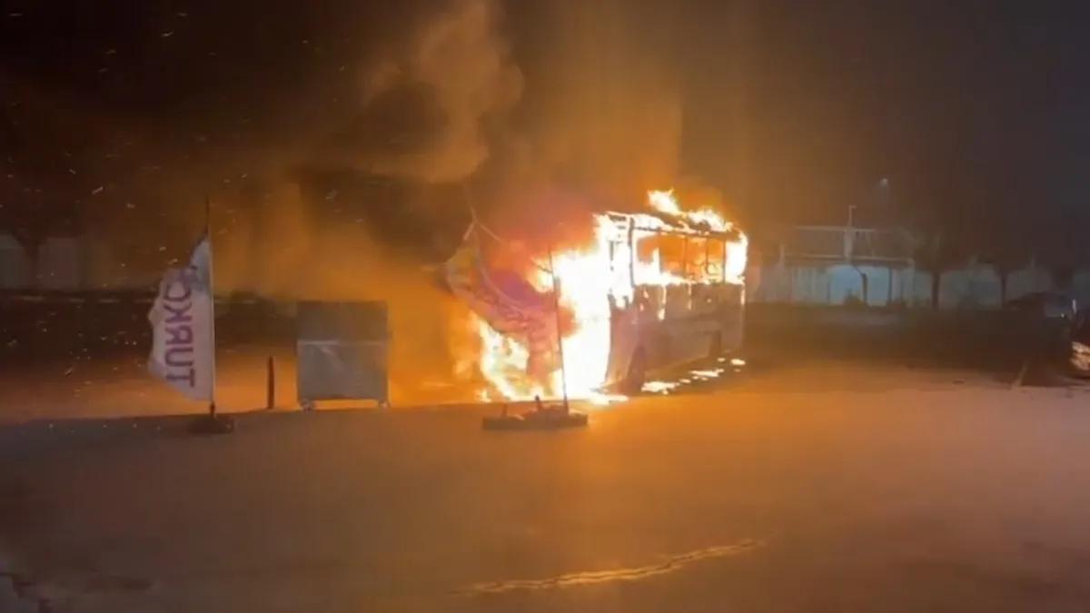 Kapıkule'de yolcu otobüsü alev alev yandı