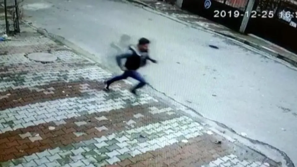 İstanbul’da şoke eden olay! Kadını yerde sürükleyip telefonunu çalan kapkaççının kaçma anı kamerada