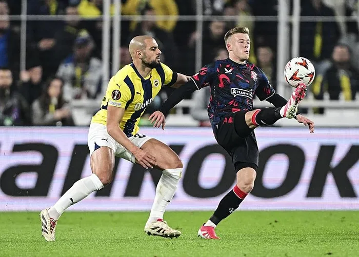 fenerbahce-glasgow-rangers-maci-sonrasi-mourinhoya-tepki-teknik-adam-felaketi-1741329265999.jpeg Sofyan Amrabat (solda) ile Connor Barron'un (sağda) mücadelesi | Fenerbahçe - Glasgow Rangers (AA)