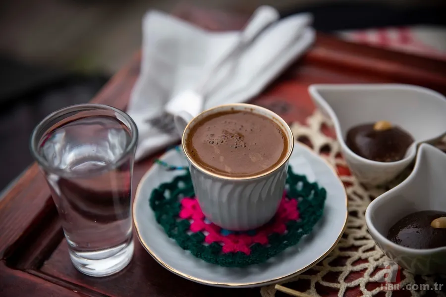 Kahvenin yanında su ikram edilmesinin nedeni bakın neymiş... 6