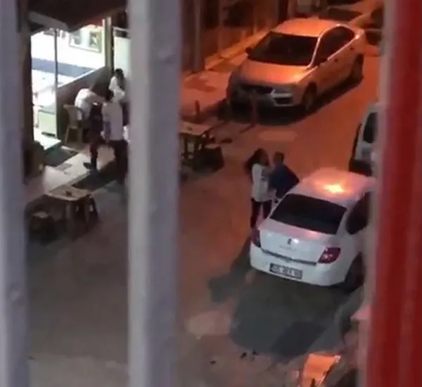 1622171112290.jpg Eski eşini sokak ortasında tekme tokat dövdü! Çevredekiler izlemekle yetindi - 2