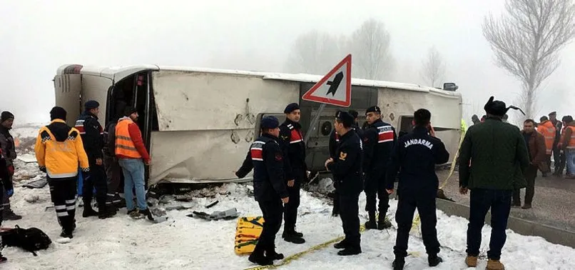 Son Dakika Isparta Da Yolcu Otobusu Devrildi A Haber En Son Haberler