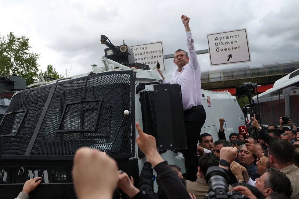 ozgur-ozelin-siyasi-sovu-elinde-kaldi-toma-ve-tebligat-oyunu-coktu-1779828356771.jpg Özgür Özel’in siyasi şovu elinde kaldı! TOMA ve tebligat oyunu çöktü - 3