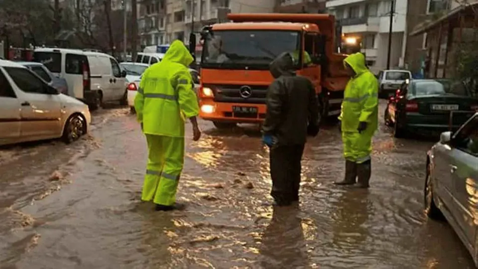 İzmir sağanak yağışa teslim oldu! Yollar göle döndü! Ev ve iş yerleri sular altında