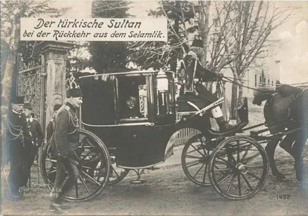 osmanli-arsivlerinden-cikti-ilk-kez-goreceksiniz-iste-donemin-cok-konusulacak-fotograflari-1703067997463.jpg Arşivlerden çıktı! İlk kez göreceksiniz: İşte Osmanlı Dönemine ait çok konuşulacak fotoğraflar - 5