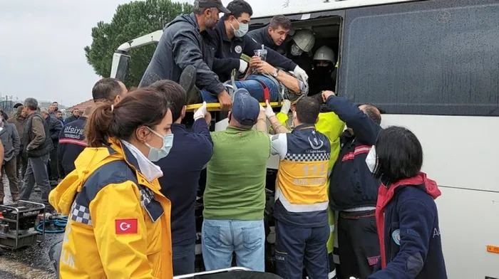 Son dakika: Tekirdağ'da korkunç kaza! Servis midibüsü ile otomobil çarpıştı: Karı koca öldü, 15 yaralı - 3