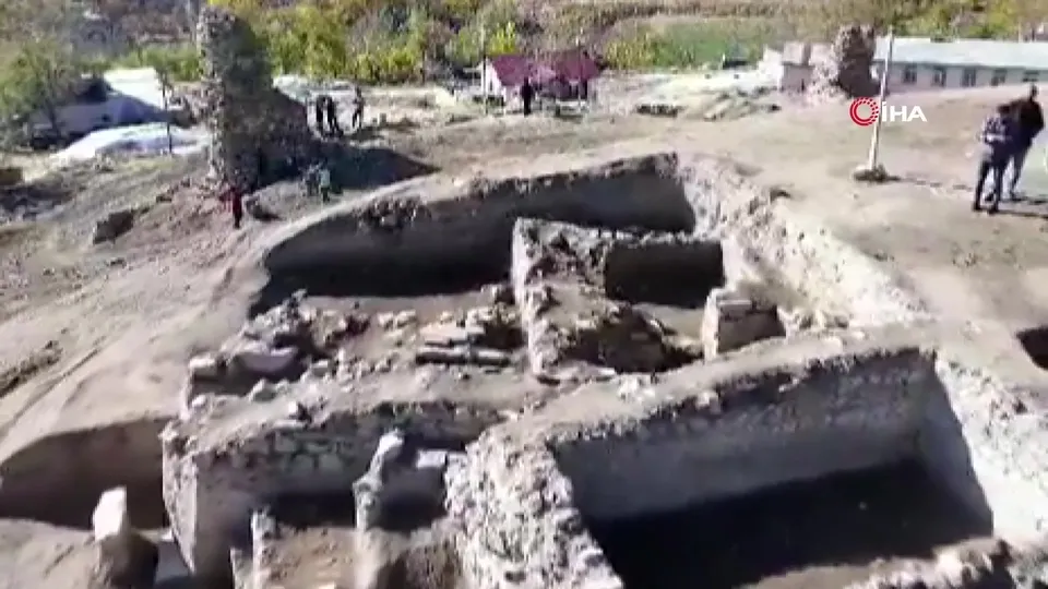 Tadım Kalesi ve Höyüğünde tarih fışkırdı
