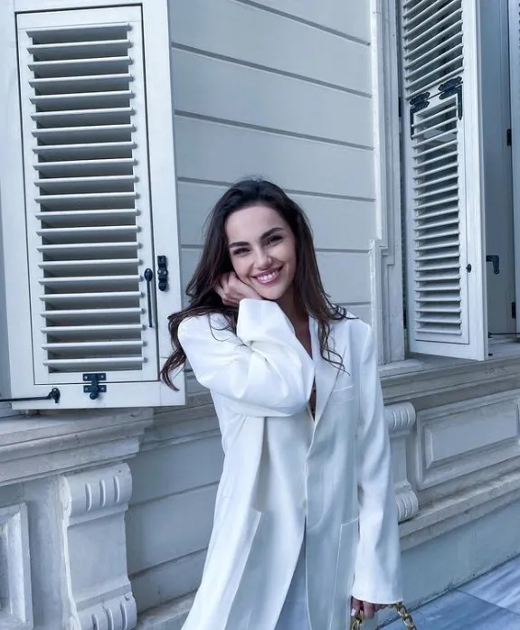 Ünlü oyuncu Yağmur Tanrısevsin Twitter’in gündemine oturdu