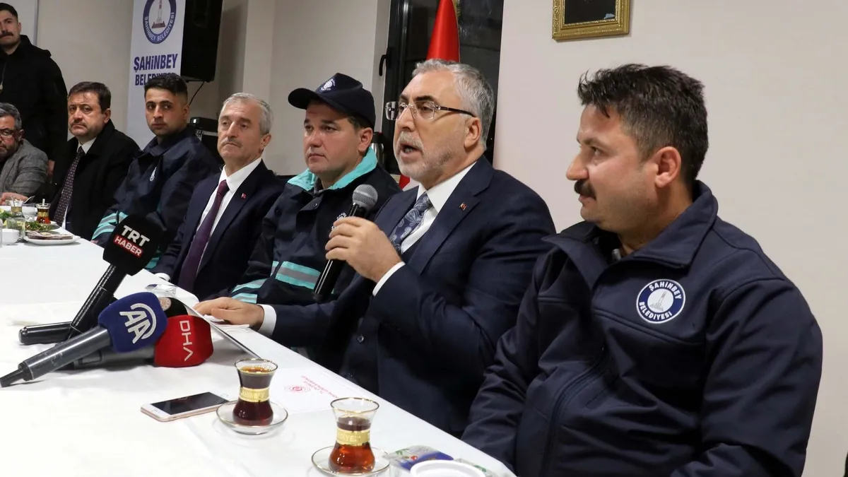Çalışma ve Sosyal Güvenlik Bakanı Işıkhan Gaziantep'te işçilerle sahurda bir araya geldi!