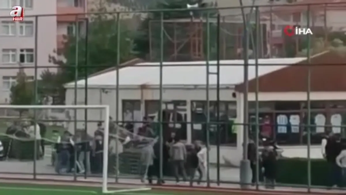 Futbolcu taraftara bıçakla saldırdı!