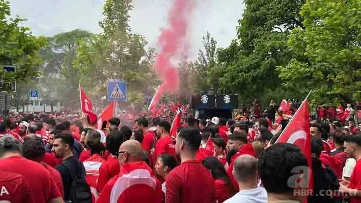 Yer gök kırmızı beyaz! Hamburg sokakları tezahürat sesleri ile inledi | Taraftarlarımızdan millilere büyük destek 7