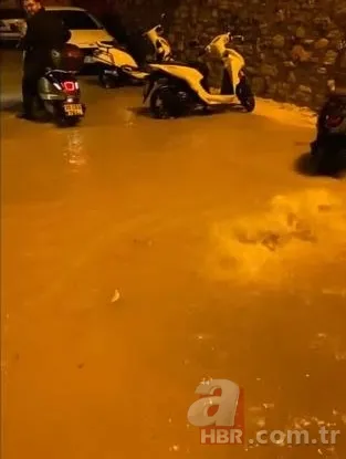 Çeşme’de şiddetli yağış hayatı felç etti! Cadde ve sokaklar göle döndü 3