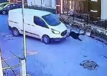 Avcılar'da hafif ticari araç yayaya çarptı