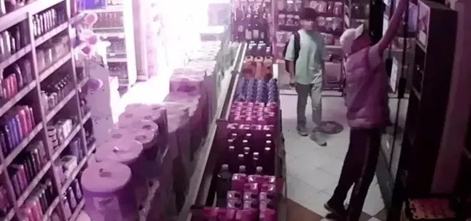 Market sahibini oyalayıp, içki çaldılar