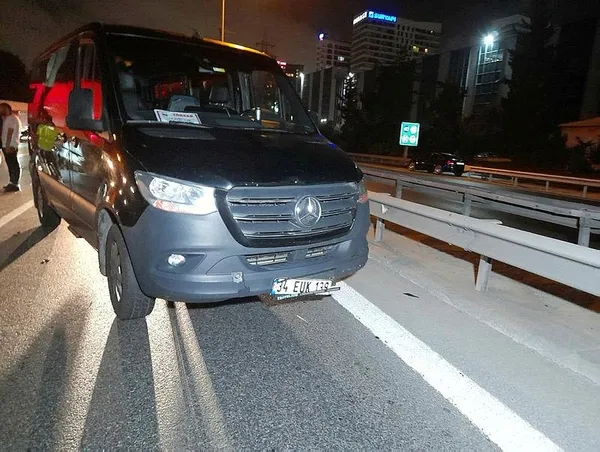 1692328260727.jpeg Kaza yaptıktan sonra aracından inen sürücüye minibüs çarptı: 1 ağır yaralı - 1