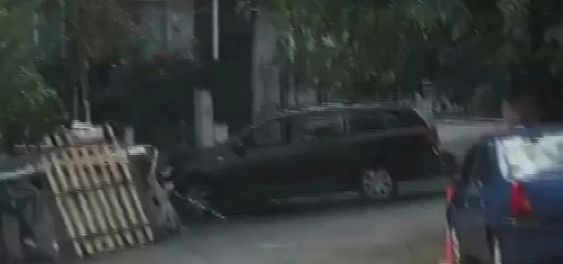 İstanbul'da eşinin baba evini basan koca arabayla bahçe duvarına zarar verdi