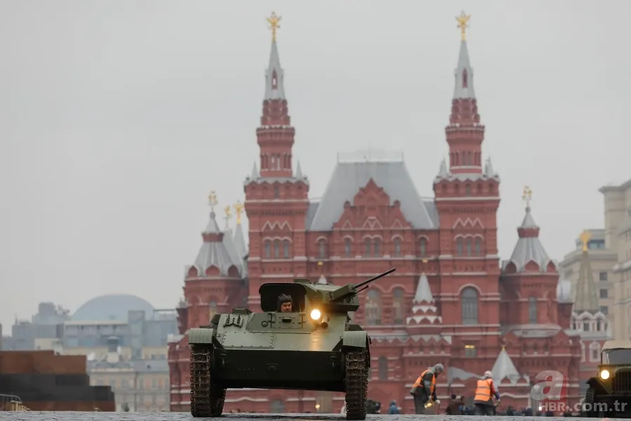 Rusya'dan renkli görüntüler! 'Sovyet askerleri' Kızıl Meydan'da... 21