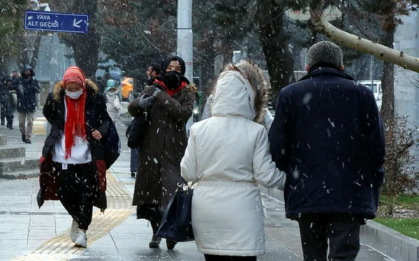 ankara-valiliginden-vatandaslara-uyari-kar-yagisi-bekleniyor-1642696667336.jpg Ankara Valiliğinden vatandaşlara uyarı! Kar yağışı bekleniyor - 1