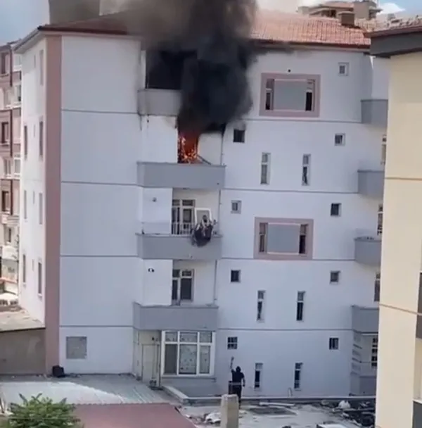 nigdede-korku-dolu-anlar-balkondan-atlayan-kadini-havada-yakaladi-1656593787343.jpg Niğde’de korku dolu anlar! Balkondan atlayan kadını havada yakaladı - 1
