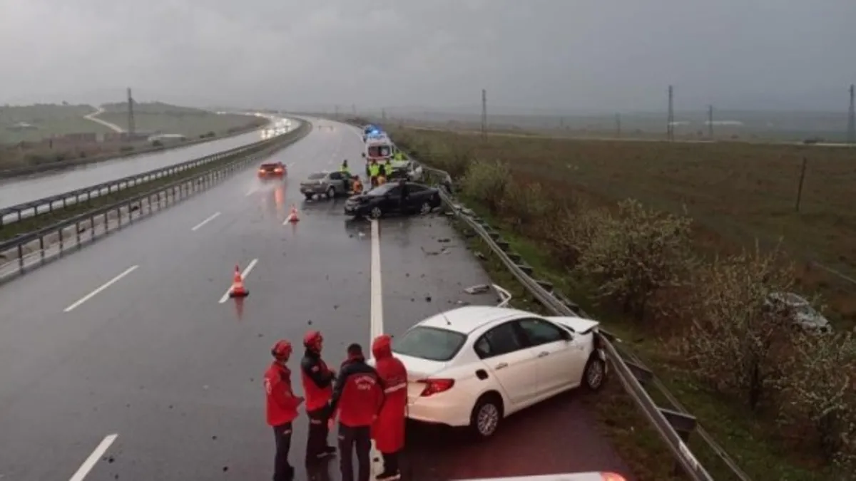 Balıkesir'de zincirleme kaza: 2 ölü 4 yaralı