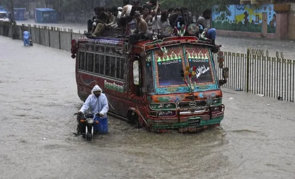 Pakistan'da sağanak yağmurlar nedeniyle 10 kişi öldü - 1