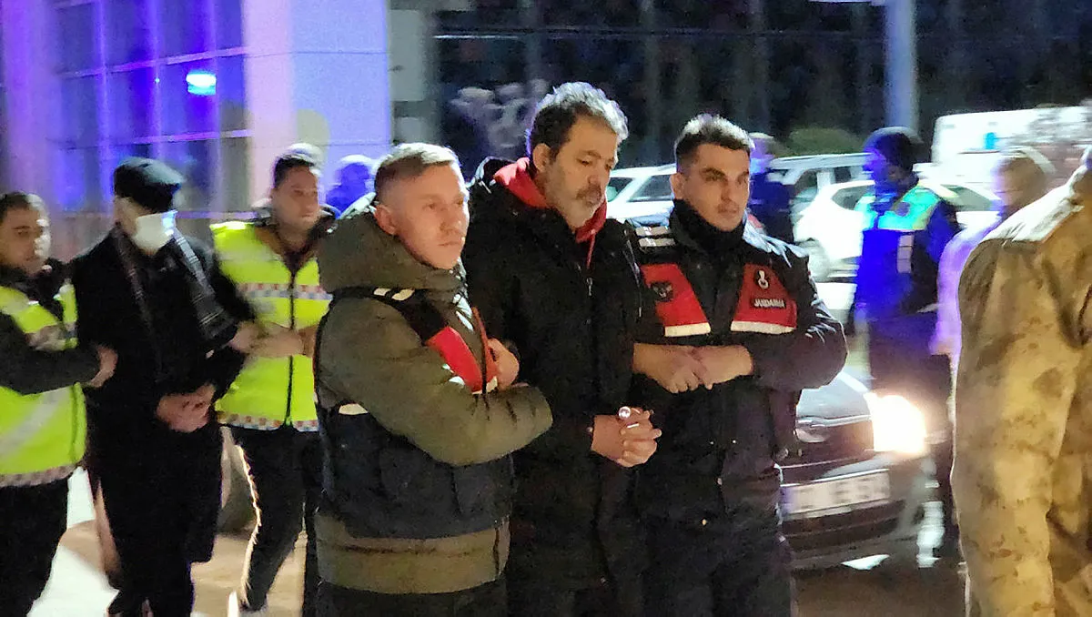 Depremde yıkılan İsias Otel'in sahipleri ve yöneticileri Ahmet, Mehmet Fatih ve Efe Bozkurt için karar