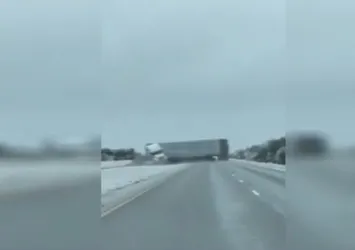 Buzlu yolda TIR'ın kaza anı kamerada