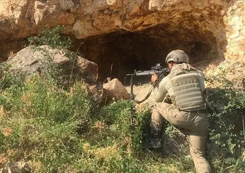 Mehmetçik inlerine girdiği teröristler ile göğüs göğüse çarpıştı