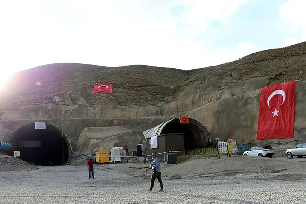 Ulaştırma Bakanı Adil Karaismailoğlu: Mühendislik açısından dünyanın gıptayla baktığı projeleri yapıyoruz