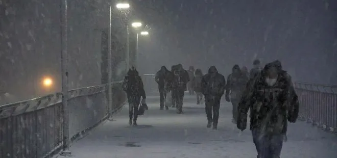 Meteoroloji peş peşe uyarmıştı! Aybar kar fırtınası İstanbul’u beyaza bürüdü! | İstanbul’da kar yağışı ne kadar sürecek? İşte son dakika kar haberleri