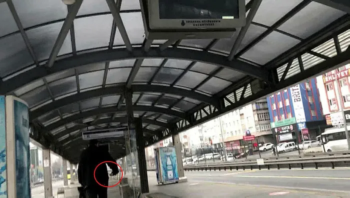 Metrobüste "pes" dedirten olay! Maskeyi yüzüne takacağına cebine attı - 1
