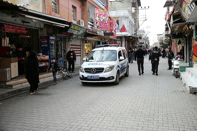 Şaşkına çeviren olay! Adana'da koronavirüsten ölen yakınını öpüp vedalaştı - 5