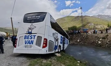 Bitlis’te yolcu otobüsü dereye uçtu