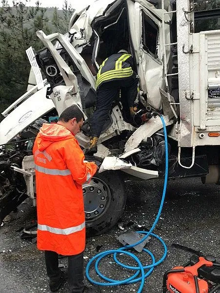 1685276526981.jpeg Tarsus'ta korkunç kaza! Tırla kamyon hurdaya döndü: 5 yaralı - 3