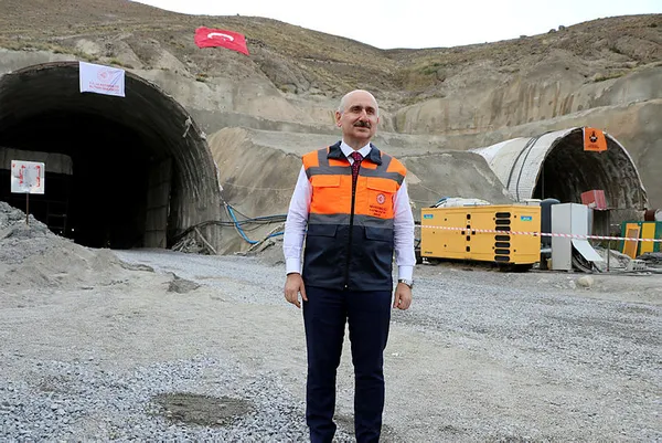 Ulaştırma Bakanı Adil Karaismailoğlu: Mühendislik açısından dünyanın gıptayla baktığı projeleri yapıyoruz