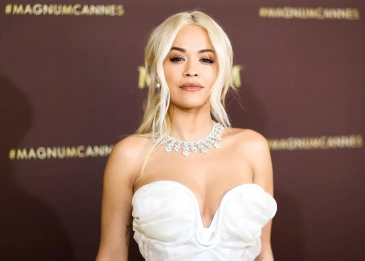 Şarkıcı Rita Ora’nın 24 milyon TL’lik mücevheri uçakta unutuldu
