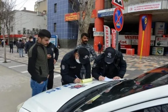 Coronavirüs yasaklarını delen 2 kişiye ceza kesildi! Olayı görüntüleyince gözaltına alındı