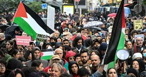 Fransızlar yasağa rağmen sokaklarda