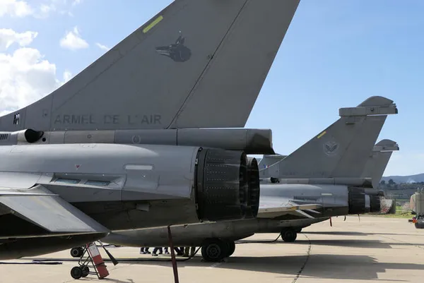 Fransa ve Yunanistan savaş jetlerini birlikte uçurdu