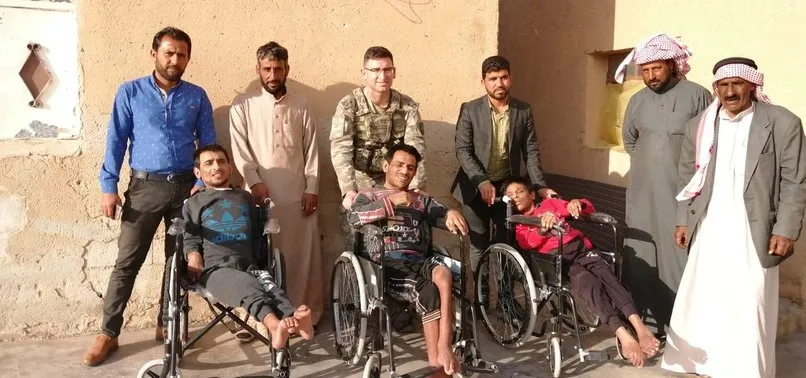 Mehmetçik, Barış Pınarı Harekatı bölgesindeki engellilere tekerlekli sandalye dağıttı
