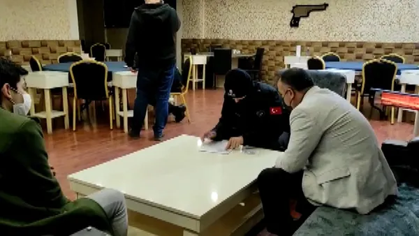 oyun-oynarken-yakalandilar-cenazemiz-vardi-dediler-1607323819951.jpg Oyun oynarken yakalandılar! 'Cenazemiz vardı' dediler - 1