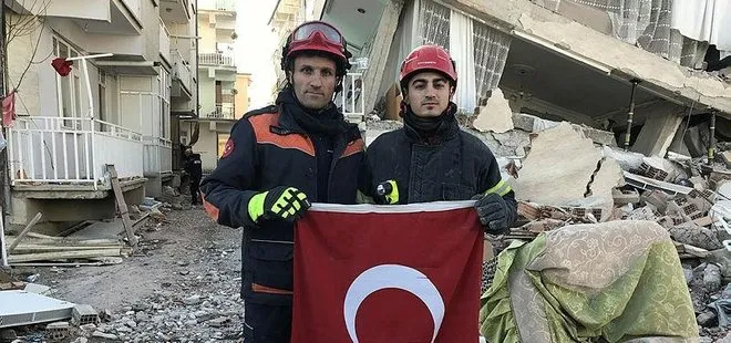 İtfaiye erlerinden anlamlı hareket! Türk bayrağını enkaz altında bırakmadılar
