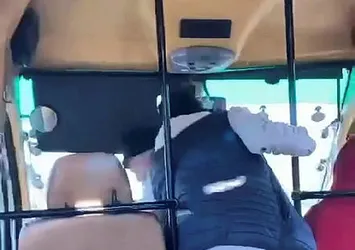 Trafik magandaları faciaya davete çıkardı! Seyir halindeki minibüsün şoförü koltuğundan kalktı yerine arkadaşı geçti