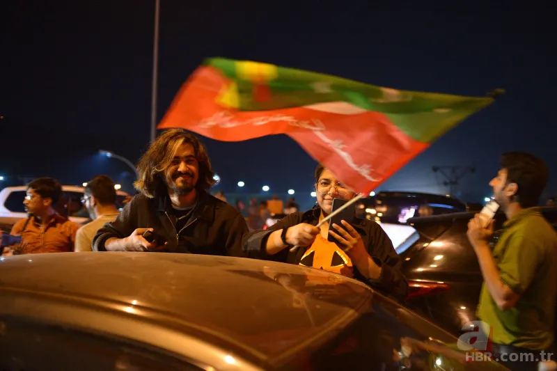 Imran Khan'ın destekçileri Pakistan'da sokağa döküldü! Muhalefete "ABD'nin hainleri" tepkisi 4