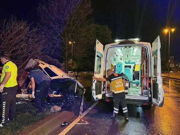 1688786654238.jpeg İstanbul'da korkunç kaza! Kağıt gibi ikiye ayrıldı: 1 ölü 1 yaralı - 3