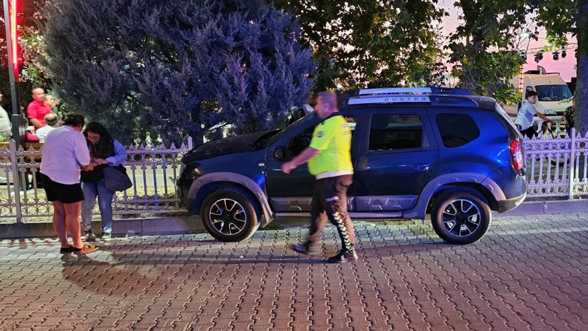 Fenalaşan cip sürücüsü demir korkuluklara çarptı