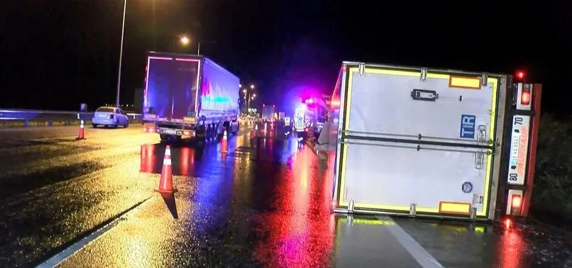 Kuzey Marmara Otoyolunda TIR devrildi!