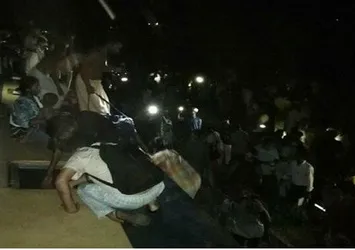 Bangladeş'te yolcu treni nehre düştü