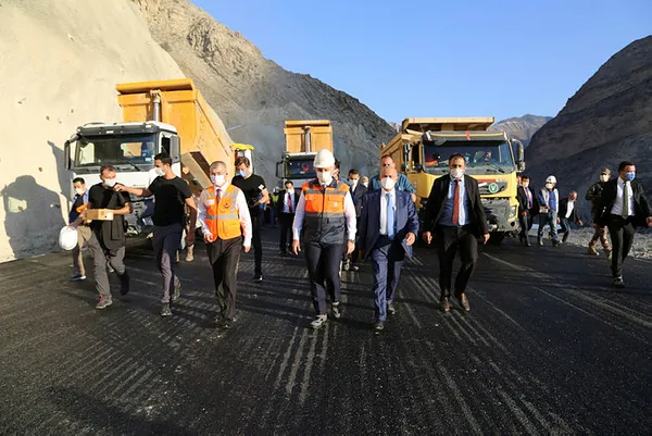 Ulaştırma ve Altyapı Bakanı Adil Karaismailoğlu, Yusufeli’nde yol ve tüneller inşaatlarını inceledi! Tarih verdi